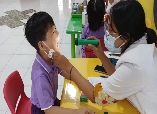 Pemeriksaan kesehatan murid Moral Intelligent School