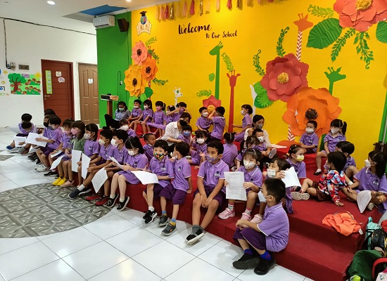 Pemeriksaan kesehatan untuk murid Moral Intelligent School