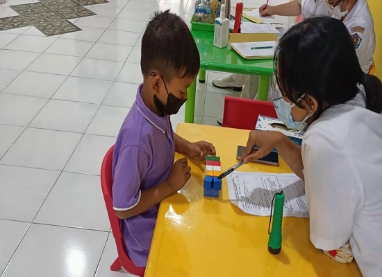 Pemeriksaan kesehatan murid Moral Intelligent School