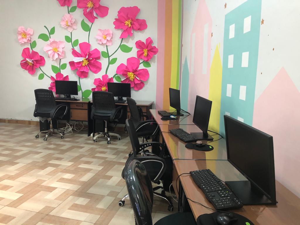 ruang komputer Moral Intelligent School